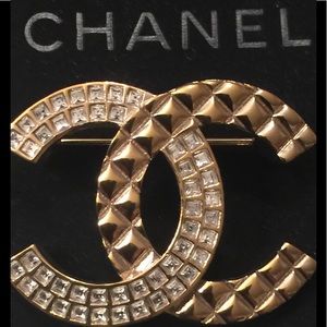 CHANEL brooch💯 💝Beautiful😍& classic